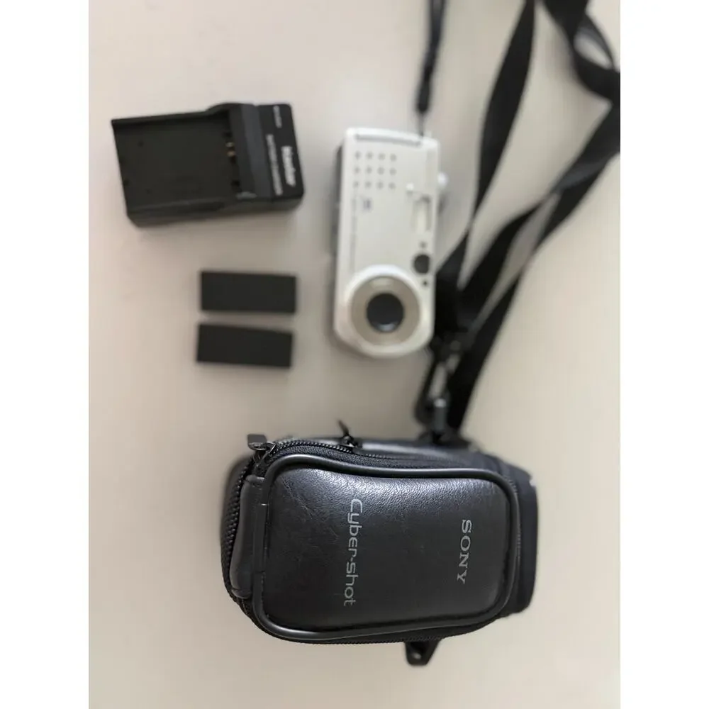 Sony Cyber-shot DSC-P5 3.2MP Digital Camera Tested w/ Charger 3 Batteries Case